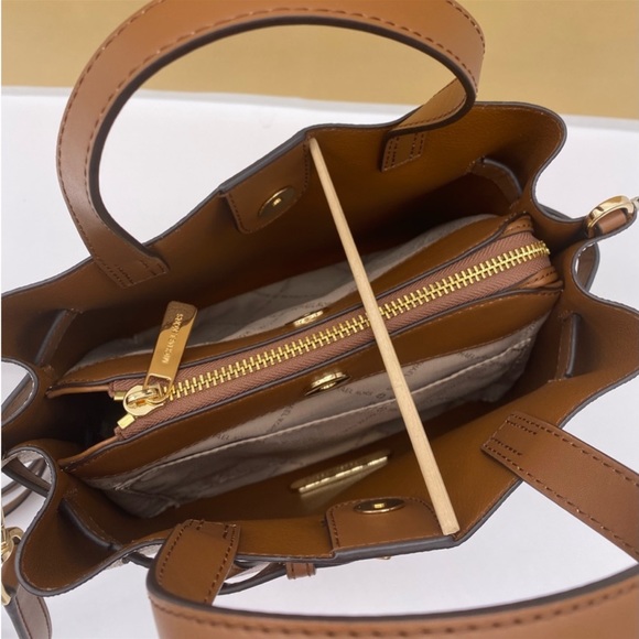 MICHAEL MICHAEL KORS Vanilla
Emilia Small Satchel Crossbody Bag Vanilla - Picture 11 of 14